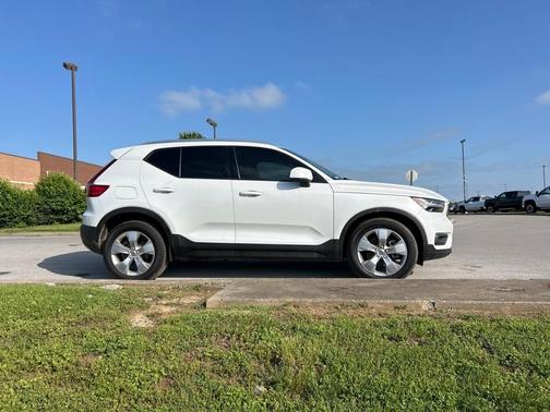 2022 Volvo XC40 T4 Momentum