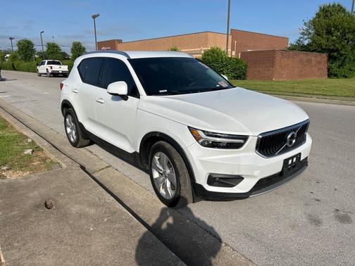 2022 Volvo XC40 T4 Momentum