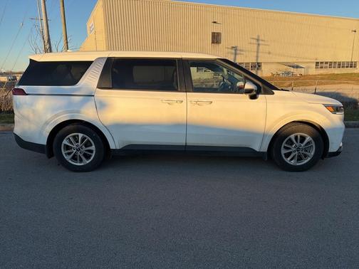 2023 Kia Carnival LX