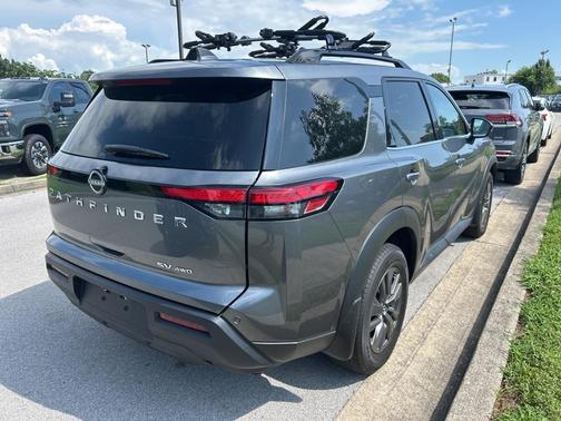 2022 Nissan Pathfinder SV