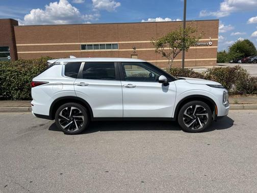 2023 Mitsubishi Outlander SE