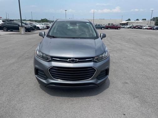 Photo 2 of 11 of 2020 Chevrolet Trax LS