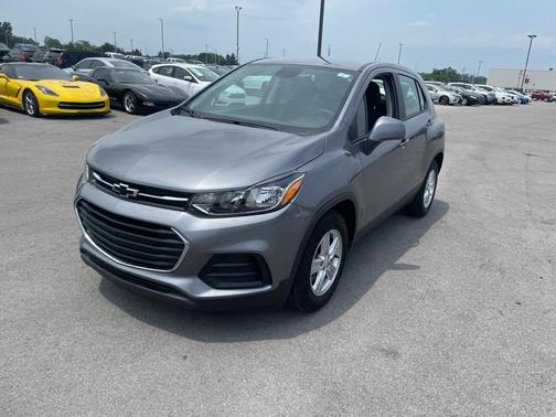 Photo 3 of 11 of 2020 Chevrolet Trax LS