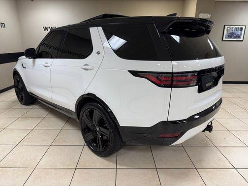 Fuji White 2024 Land Rover Discovery P360 Dynamic SE
