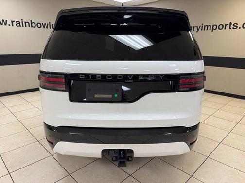 Fuji White 2024 Land Rover Discovery P360 Dynamic SE