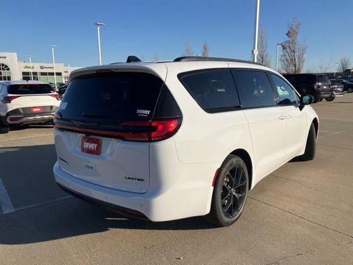 Bright White Clearcoat 2026 Chrysler Pacifica Limited