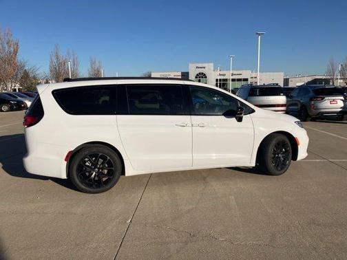 Bright White Clearcoat 2026 Chrysler Pacifica Limited