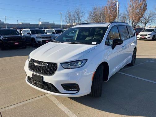 Bright White Clearcoat 2026 Chrysler Pacifica Limited