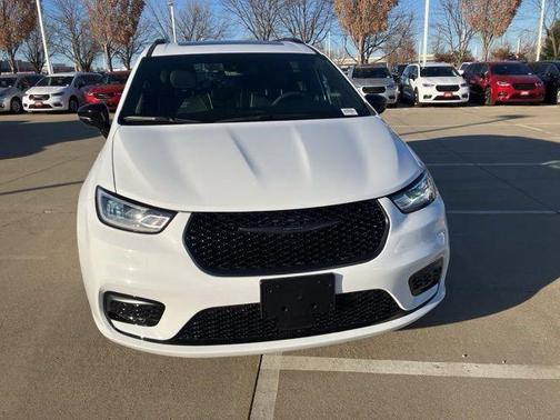 Bright White Clearcoat 2026 Chrysler Pacifica Limited