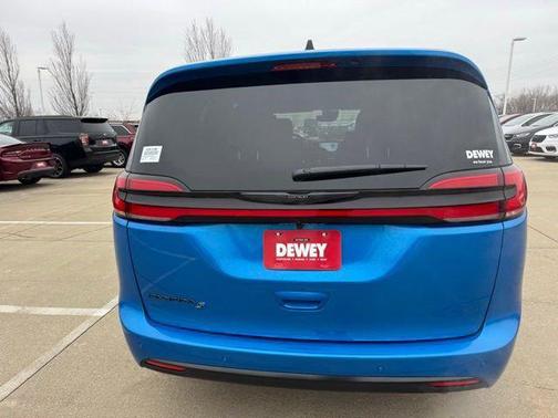 Hydro Blue Pearlcoat 2026 Chrysler Pacifica L