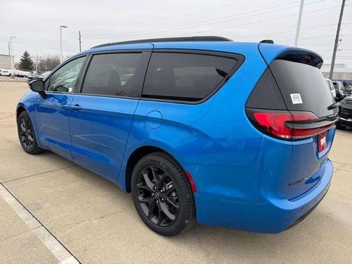 Hydro Blue Pearlcoat 2026 Chrysler Pacifica L