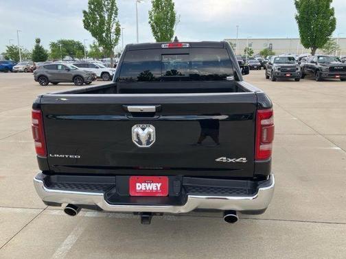Diamond Black Crystal Pearlcoat 2022 RAM 1500 Limited