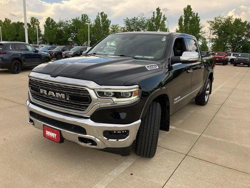 Diamond Black Crystal Pearlcoat 2022 RAM 1500 Limited