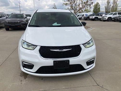 Bright White Clearcoat 2024 Chrysler Pacifica Touring L
