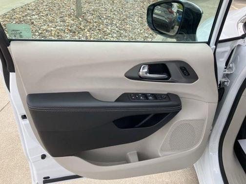 Bright White Clearcoat 2024 Chrysler Pacifica Touring L