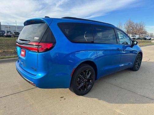 Hydro Blue Pearlcoat 2026 Chrysler Pacifica Limited