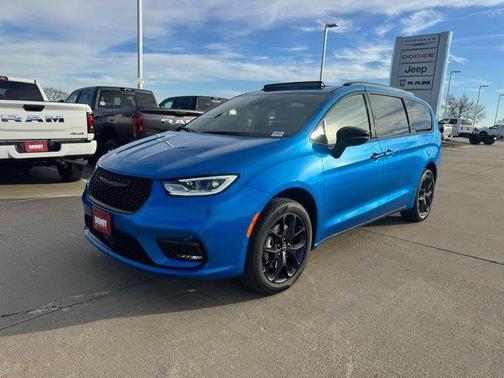 Hydro Blue Pearlcoat 2026 Chrysler Pacifica Limited