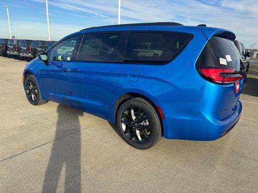 Hydro Blue Pearlcoat 2026 Chrysler Pacifica Limited