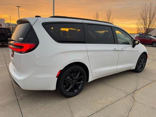 Bright White Clearcoat 2026 Chrysler Pacifica L