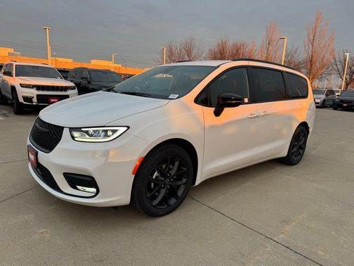 Bright White Clearcoat 2026 Chrysler Pacifica L