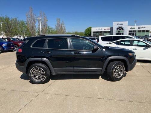 Diamond Black Crystal Pearlcoat 2020 Jeep Cherokee Trailhawk