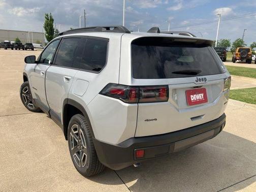 Silver Zynith Clearcoat 2026 Jeep Cherokee Laredo