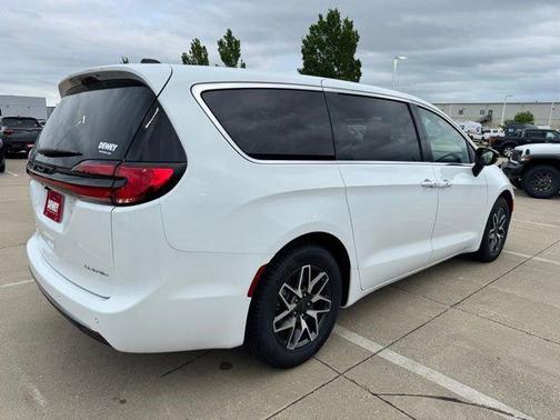 Bright White Clearcoat 2027 Chrysler Pacifica Limited