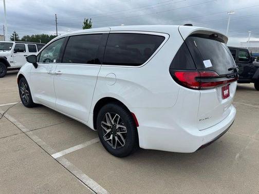 Bright White Clearcoat 2027 Chrysler Pacifica Limited