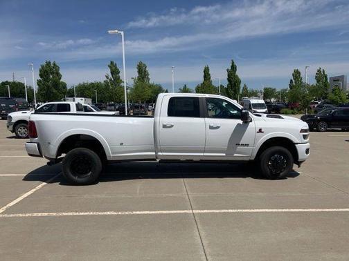 Bright White Clearcoat 2026 RAM 3500 Limited Crew Cab 4x4 8' Box