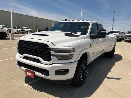 Bright White Clearcoat 2026 RAM 3500 Limited Crew Cab 4x4 8' Box