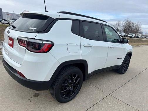 Bright White Clearcoat 2026 Jeep Compass Latitude
