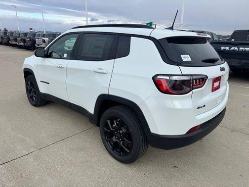 Bright White Clearcoat 2026 Jeep Compass Latitude