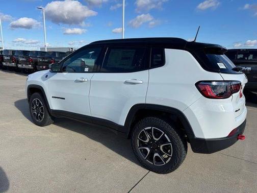 Bright White Clearcoat 2026 Jeep Compass Trailhawk