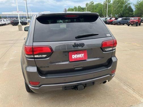 Granite Crystal Metallic Clearcoat 2021 Jeep Grand Cherokee Laredo