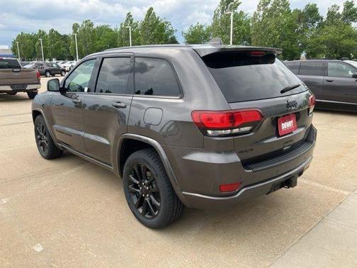 Granite Crystal Metallic Clearcoat 2021 Jeep Grand Cherokee Laredo