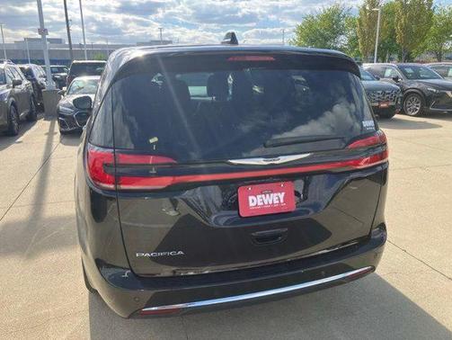 Diamond Black Crystal Pearlcoat 2025 Chrysler Pacifica L
