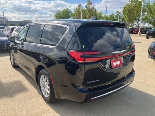 Diamond Black Crystal Pearlcoat 2025 Chrysler Pacifica L