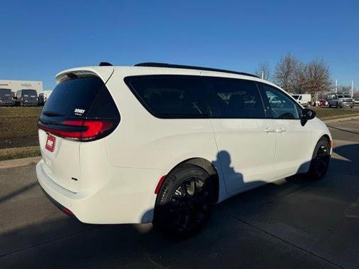 Bright White Clearcoat 2026 Chrysler Pacifica L