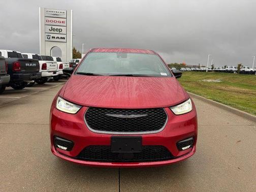 Red Hot Pearlcoat 2026 Chrysler Pacifica L