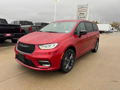 Red Hot Pearlcoat 2026 Chrysler Pacifica L