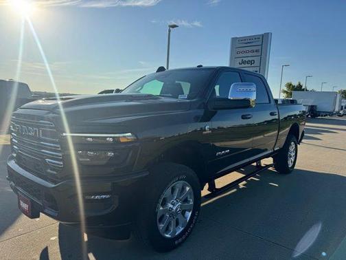 Diamond Black Crystal Pearlcoat 2026 RAM 2500 Laramie