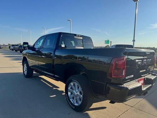 Diamond Black Crystal Pearlcoat 2026 RAM 2500 Laramie