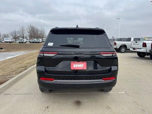 Diamond Black Crystal Pearlcoat 2026 Jeep Grand Cherokee Altitude