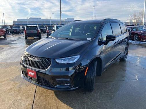 Diamond Black Crystal Pearlcoat 2026 Chrysler Pacifica L
