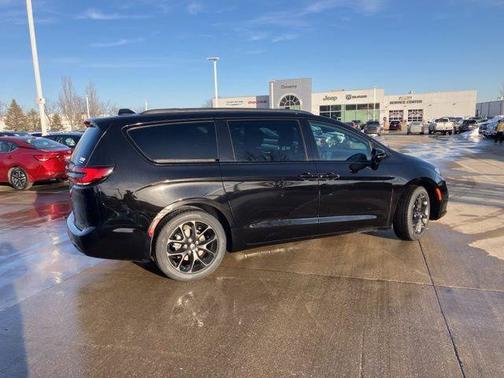 Diamond Black Crystal Pearlcoat 2026 Chrysler Pacifica L
