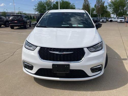 Bright White Clearcoat 2025 Chrysler Pacifica L