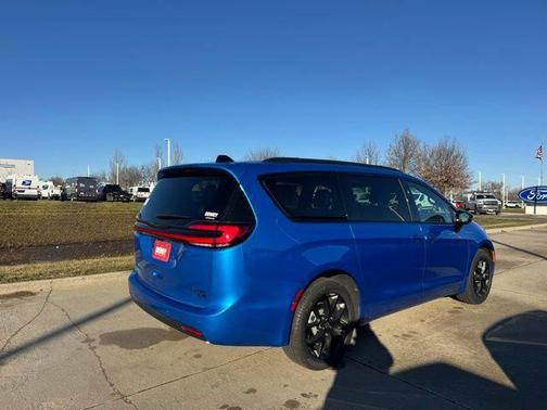 Hydro Blue Pearlcoat 2026 Chrysler Pacifica Limited