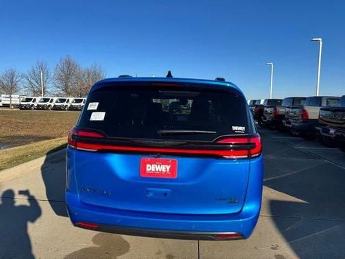 Hydro Blue Pearlcoat 2026 Chrysler Pacifica Limited
