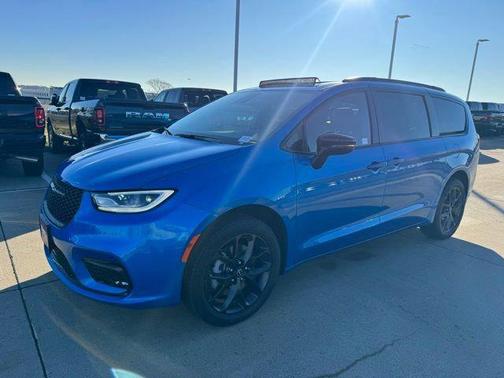 Hydro Blue Pearlcoat 2026 Chrysler Pacifica Limited