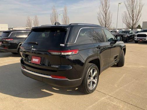 Diamond Black Crystal Pearlcoat 2023 Jeep Grand Cherokee Limited